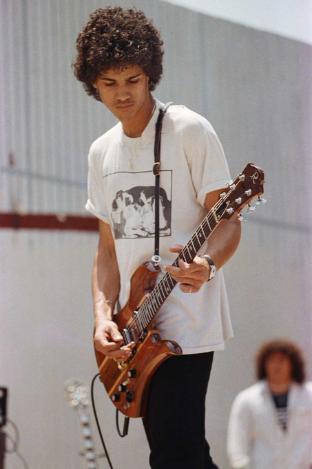 TheExtremeMusi1's tweet photo. Slash at Fairfax Highschool, 1982. 

📷 Marc Canter. https://t.co/Se4CcMpGBe