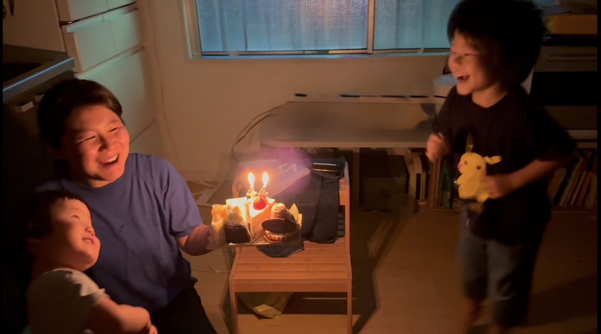 yonezawatakashi's tweet photo. 本日、44歳になりました🎂

サプライズがしたい5歳児くん、
一刻も早くケーキを買ってきたことを伝えたい2歳児くん、
そして、2歳児くんにバラされて泣き出す5歳児くん、

相変わらず、愛とハプニングでてんやわんやの米澤家ですが、
44歳の一年も、引き続きどうぞよろしくお願いいたします🤲 https://t.co/tuwkxd3lVP