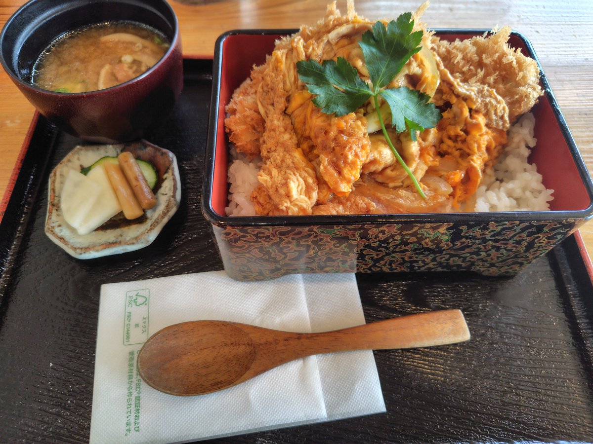 k_su_j's tweet photo. とんかつ今井 佐久平店 @佐久市
ロースカツ重
卵とじではなくサックサクのカツに卵を乗せるスタイル
随所にこだわりが感じられるお店
特に自家製の青唐辛子味噌ドレッシングは絶品(カツ重には付いてこない)
美味しかったー https://t.co/i5uKzpYG2E