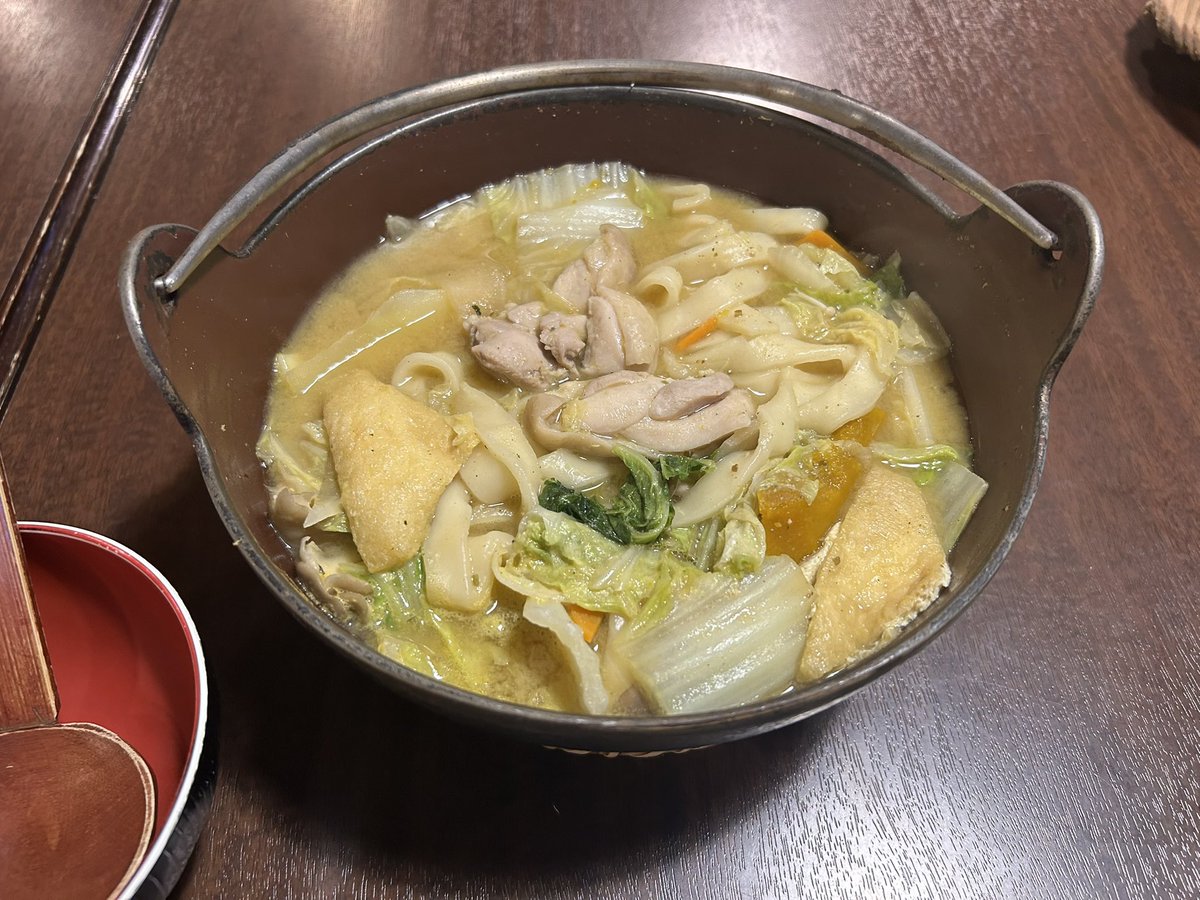 ao_0101_Chartos's tweet photo. 夜ご飯は山梨名物🍲

黄金ほうとう(鶏肉)✨️
豚肉と鶏肉選べるんだけど今回は鶏肉をチョイス😏
大きいかぼちゃや野菜がたくさん入ってて味噌味で美味しい(*´༥`*)ｳﾏｳﾏ
味変にニンニク唐辛子もある👍
〆には卵とご飯頼んでおじや風にしていただき😋

そして雲が無くなり富士山がようやく見えた⛰️👀 https://t.co/xP980lUdaP