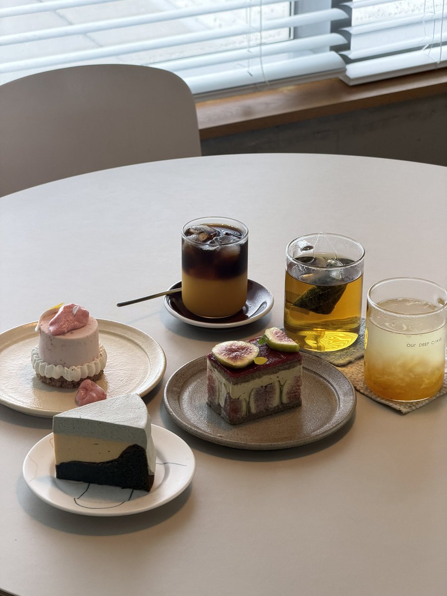 xihuan00's tweet photo. 무화과 + 피스타치오 + 호지차  < 내가조아하는맛다들어간조합이고❤︎ 상큼한디저트덜선호하는편인데 의외로 피치베리무스가 1️⃣등이었어요 무스케이크와 아래에 깔린 사브레 브루통 조합이 완전 킥🧑‍🩰 https://t.co/bD6Sk5eHKu