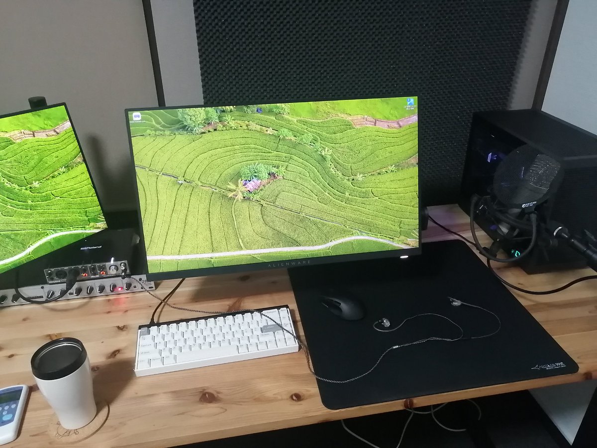 dango_1234567's tweet photo. DIY部
先週の休みに作ったデスク
ホームセンターで無垢ボードを買い、楽天で足を買いました。
反り防止で天板裏に2×4材を入れてます。　かなりよき https://t.co/DOpuBbTwmj