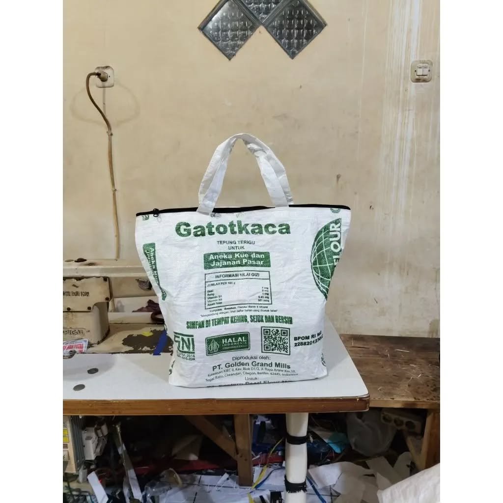 mymerizal's tweet photo. BELIAU TIDAK BUTUH BELAS KASIHAN KITA, Beliau Hanya Ingin Usahanya Dihargai..🔥💪.

Usia boleh menua, Tpi semangatnya melampaui zaman.
Disaat anak muda sering ngeluh, Bapak tua ini justru trus melangkah belajar berjualan  demi mencari nafkah yg halal.
Sungguh menampar diri kita ini yg muda2 utk lebih banyak bersyukur. Yuk, ramekan & lariskan usahanya biar beliau bisa pulang dgn senyum lebar hari ini! 🙏
Pak tua yg tangguh, kami bangga padamu.

Buat warga X  yg mau bantu larisin usahanya, bisa cari nama tokonya di toko orange 👇

https://t.co/CJUnQgF54r

1 klik kebaikan kecil dari kita sangat berarti utk masa tua beliau.
