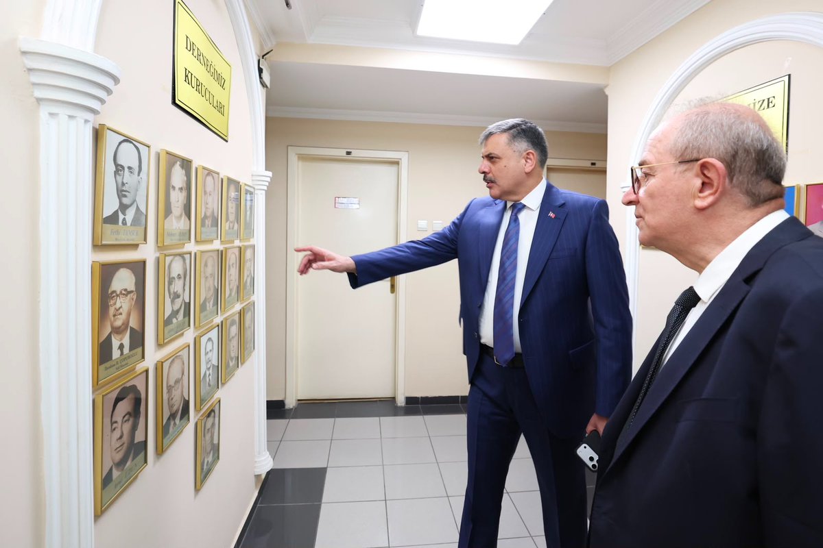 mustafaciftcitr's tweet photo. Bugün Türk İdareciler Derneği'ni ziyaret ettik.

İçişleri eski Bakanımız ve Türk İdareciler Derneği Genel Başkanımız Sayın Sebahattin Öztürk ile devletimizin şefkat elini yurdumuzun dört bir yanına taşıyan kıymetli mülki idare amirlerimizle bir araya geldik.

Muhterem Cumhurbaşkanımız @RTErdogan’ın liderliğinde, "Türkiye Yüzyılı" hedeflerimize idarecilerimizle birlikte emin adımlarla yürüyoruz. 

Özellikle "Terörsüz Türkiye" hedefimize ulaşma sürecinde ve yurdumuzun her karışında huzurun, barışın ve güvenliğin temininde mülki idare amirlerimizin sahada üstlendiği fedakârca rol son derece kıymetlidir.

Sayın Sebahattin Öztürk’e ve dernek yönetimine nazik ev sahiplikleri için teşekkür ediyor, aziz milletimizin huzuru, refahı ve devletimizin bekası için gayret gösteren tüm idarecilerimize görevlerinde muvaffakiyetler diliyorum.