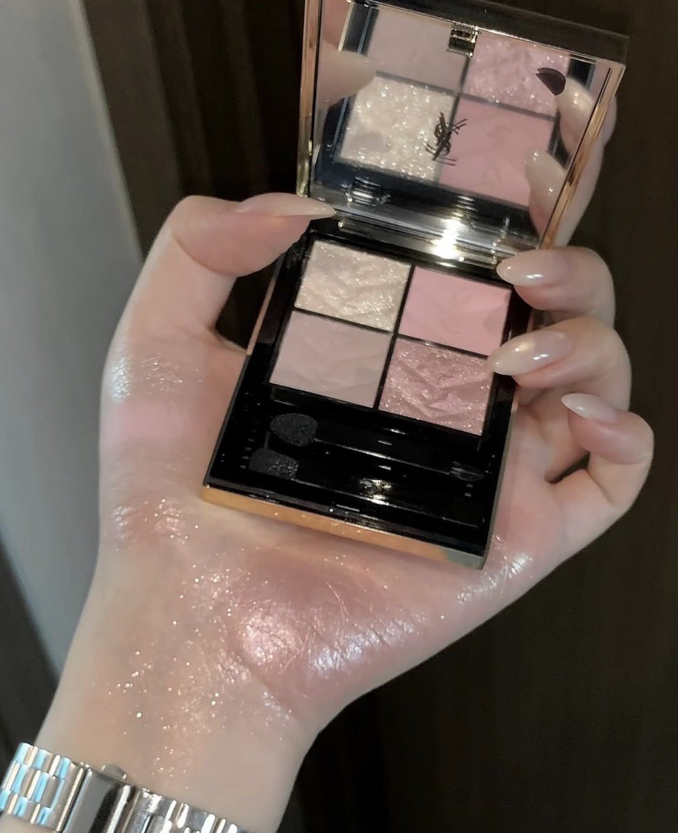 nyan_cosme22's tweet photo. YSL 410 フォービドゥン ウィスパー
ツヤのある質感が可愛すぎるアイシャドウ✨
ずっとプチプラばっかり使ってたけどこの煌めきはデパコスなだけある！！ https://t.co/XYxNzBwrKB