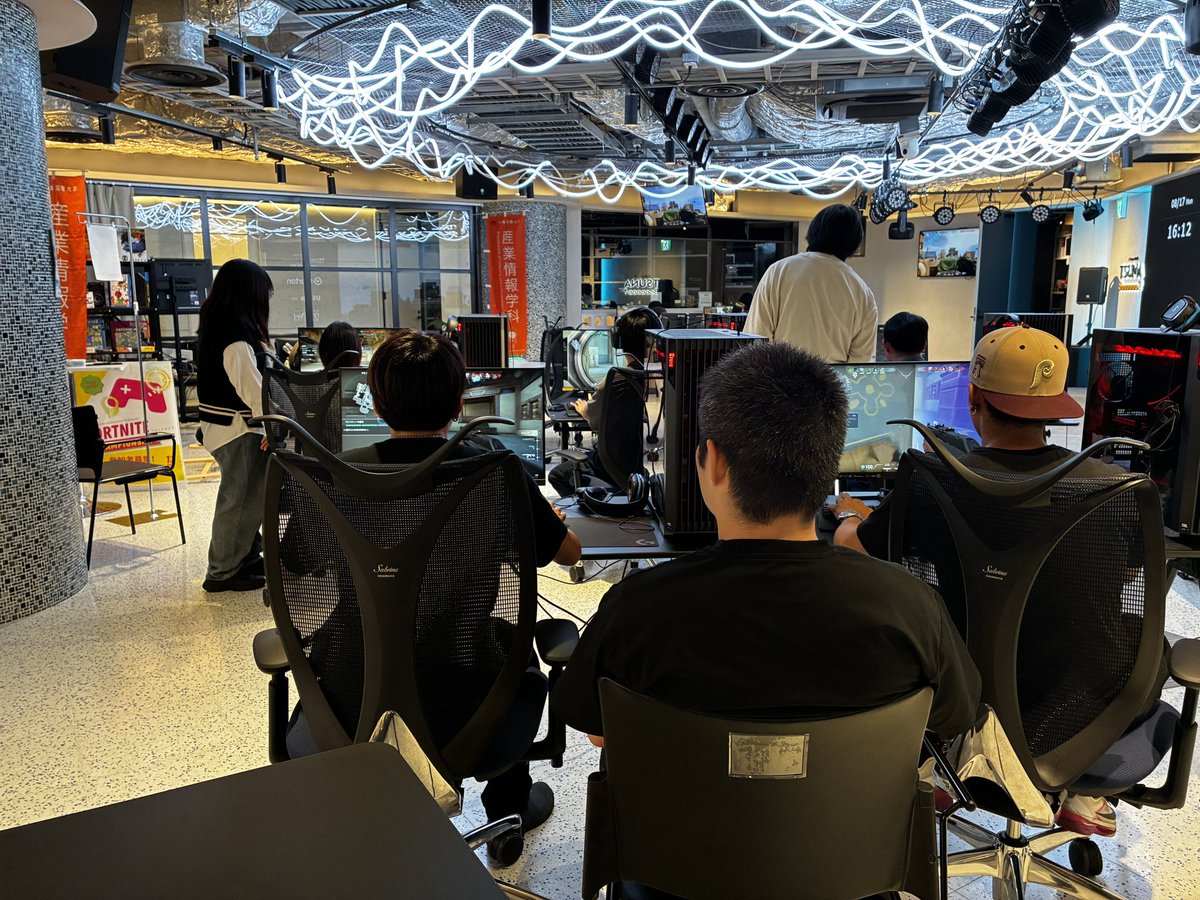 OKIUe_Event's tweet photo. 明日のイベントに向けてメンバーで準備中！

明日はツナビーの最強の回線と最強の機材で遊びましょう！

#沖縄　#イベント　#eスポーツ https://t.co/5nkQYnhUID