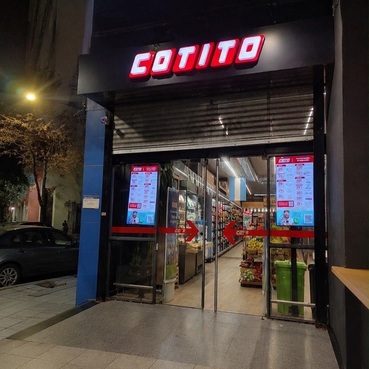 clarincom's tweet photo. SUPERMERCADOS SE RECONVIERTEN CON LA BAJA DEL CONSUMO

Lectura rápida
Las cadenas de supermercados están reduciendo superficies, abriendo formatos de cercanía y diversificando su oferta ante consumidores que compran menos y con mayor frecuencia. Coto, Changomâs, Carrefour y Cencosud avanzan con distintos modelos para bajar costos y mejorar la rentabilidad.

Cambió la forma de comprar
Según Worldpanel by Numerator, la frecuencia de visita cayó 5,4%, mientras que la compra de envases pequeños y medianos aumentó 2% en volumen. Además, quienes dicen que el sueldo les alcanza solo para lo esencial pasaron del 29% al 36%. Las categorías compradas se mantienen, pero se achica la canasta.

Locales más chicos
La principal estrategia es cerrar o reconvertir grandes superficies poco rentables y apostar por locales de barrio. Coto creó “Cotito”, destinado a compras rápidas, con autocobro y parte de la superficie utilizada para logística de ventas online. Changomâs lanzó “Mâs Go”, locales de hasta 200 metros cuadrados y unos 2.000 productos, y proyecta 30 aperturas antes de fin de año.

Expansión y reconversión
Carrefour proyecta abrir 40 tiendas Express hasta 2028 y ya inauguró 11 durante 2026. También está transformando algunas sucursales Market al formato Express. Cencosud, dueño de Jumbo, Disco y Vea, cerró 15 locales a fines de 2025 y mantiene formatos más pequeños como Vea Express y Disco Express.

Más productos y servicios
Las cadenas también buscan diversificar la oferta para aprovechar mejor sus locales. Coto incorporó prendas de H&M y Carrefour sumó productos de GAP, Old Navy y Banana Republic. El caso más extremo es Toledo, que vendió un establecimiento para pagar sueldos y convertirá sectores de otro local en canchas de pádel.

Testimonios

“El contexto nos desafía a transformarnos e innovar con proyectos que acompañen la necesidad de los clientes y mejoren la experiencia”. –– Changomâs.

“Consolidamos el formato Express. Dando continuidad a la estrategia de 2025, en el que fortalecimos nuestra presencia en Córdoba y Mendoza, en lo que va de 2026, ya concretamos la apertura de 11 tiendas e incorporamos frutas, verduras y carnes envasadas, facilitando la gestión de comidas familiares. En paralelo, avanzamos en la reconversión de algunas sucursales Market hacia el modelo Express”. –– Carrefour.

“La Argentina continuó mostrando mejoras en la rentabilidad, pese a un contexto de consumo aún desafiante”. –– Cencosud.

(+) en Clarín: https://t.co/Rk3kf0zFbF