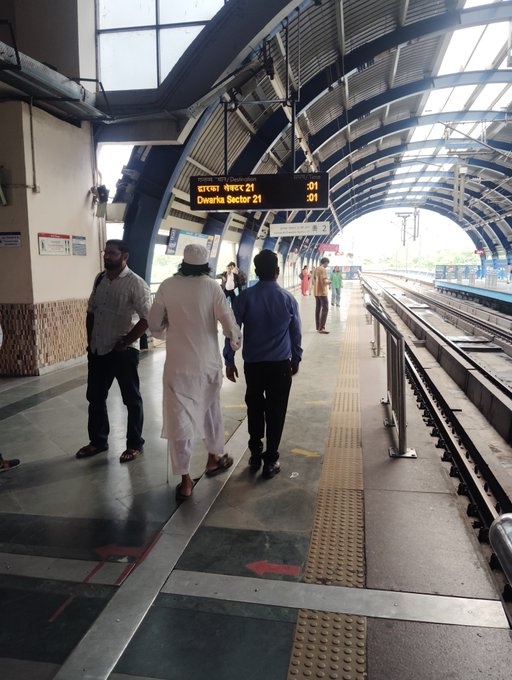 Bushrabano2202's tweet photo. Humanity Has No Religion ❤️ Hindu Man helps a Muslim   A Hindu Metro employee showed the way to a visually impaired Muslim man and helped him board the train.  A simple act of kindness, but a powerful reminder that humanity comes before religion.  Spread the love. https://t.co/X8ak0Sign4