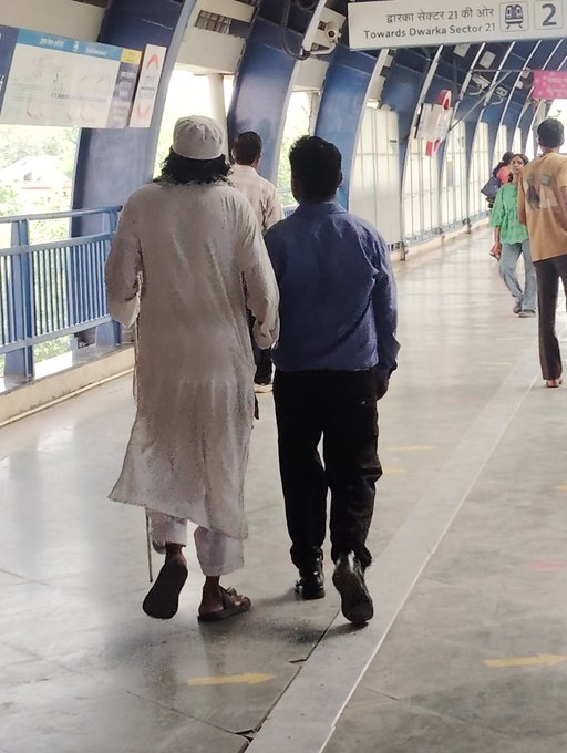 Bushrabano2202's tweet photo. Humanity Has No Religion ❤️ Hindu Man helps a Muslim   A Hindu Metro employee showed the way to a visually impaired Muslim man and helped him board the train.  A simple act of kindness, but a powerful reminder that humanity comes before religion.  Spread the love. https://t.co/X8ak0Sign4