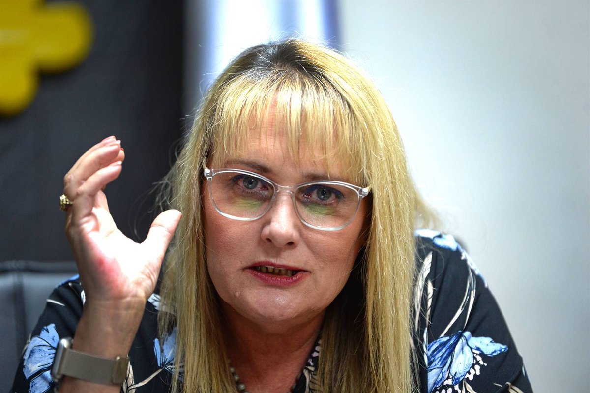 athenkosi591's tweet photo. 🔴 ICYMI 
Vusimuzi Cat Matlala testifies :
"My company provided security to the D.A former Ekurhuleni Mayor, Miss Tania Campbell" 

I challenge all of you t connect the dots and make this trend as you usually do, we cannot put this under the carpet, DA has a corrupt relationship with Cat Matlala 🤧🤧
