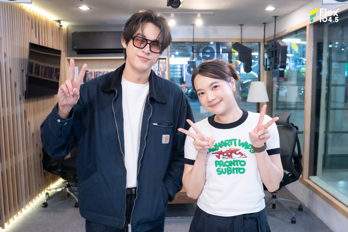 Flex_Connect's tweet photo. บรรยากาศในรายการ Flex Talk เมื่อวันอังคารที่ 11 ส.ค. ที่ผ่านมา 🎙️✨ ได้รับเกียรติจากหนุ่มเสียงดี 𝐆𝐚𝐰𝐢𝐧 𝐂𝐚𝐬𝐤𝐞𝐲 ที่มานั่งพูดคุย พร้อมโชว์ร้องเพลงและเล่นกีตาร์แบบจัดเต็ม โดยเจ้าตัวได้นำซิงเกิลใหม่ล่าสุด “จำใจ (Gone Away)” มาบอกเล่าเรื่องราวเบื้องหลังความเศร้าที่สวยงามให้ทุกคนได้เข้าใจอินเนอร์ของเพลงนี้มากยิ่งขึ้น นอกจากบทเพลงเพราะ ๆ แล้ว ยังได้ร่วมเซอร์ไพรส์วันเกิดย้อนหลังให้กับกวินอีกด้วย บรรยากาศเต็มไปด้วยรอยยิ้มและความประทับใจจริง ๆ 💗

อย่าลืมติดตามและเป็นกำลังใจให้ 𝐆𝐚𝐰𝐢𝐧 𝐂𝐚𝐬𝐤𝐞𝐲 ในบทบาทศิลปินเต็มตัวกับเพลง “จำใจ (Gone Away)” กันด้วยนะคะ

📌ดูรายการ Flex Talk ย้อนหลังได้ทาง YouTube : FlexConnect
https://t.co/xIneatXlfq

@gawincaskey @RiserMusic
.
#Flex1045xGAWIN_GoneAway
#GoneAwayGAWIN
#GawinCaskey #RISERMUSIC
#FlexTalk #FlexConnect #Flex1045