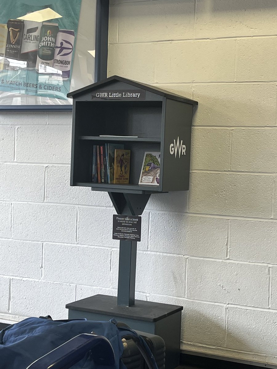 _xxSTARSxx_'s tweet photo. Just spotted the new GWR booknook Little Library on Plt 4  waiting area at Swindon Station, such a great idea! @GWRHelp https://t.co/n0kE3vVk8b