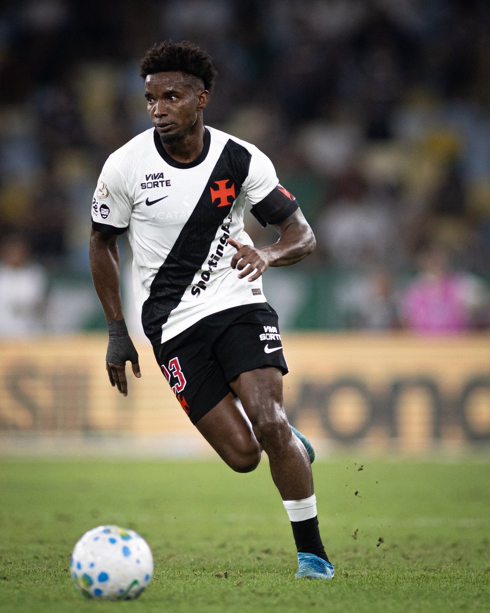 newscolina's tweet photo. Os mesmos que dizem que o futebol tá chato, são os que estão cagando regra pra cima do Thiago Mendes, que NÃO FEZ NADA DEMAIS.

O cara foi chamado de babaca e desleal em rede nacional e sua resposta foi não cumprimentar quem o acusou disso. A postura poderia ser diferente? Sim. Mas é escolha dele.

O que mais vocês verão daqui em diante são postagens genéricas falando que o Thiago Mendes é fraco, horroroso, etc. NÃO CAIAM nessa pilha.

📷 Matheus Lima