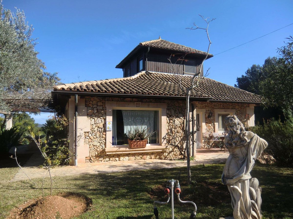Terraferida's tweet photo. Fa mesos vàrem interposar denúncia davant el Consell per la construcció de tres xalets dins una parcel·la d'una zona protegida ANEI de Felanitx. Res nou si no fos que el cas exemplifica que si tens molta pasta escapes de la llei i encara fas doblers. Estira que ve peix: https://t.co/AzLywihn8M