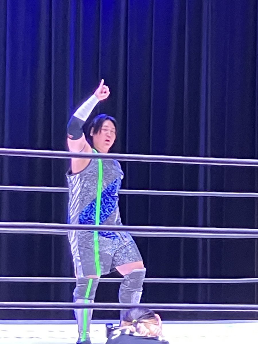 y2j5910's tweet photo. メインは、6人タッグ王座戦
ペールユースvs SLC
先週に両国で観たカードが神田明神でも観れるとは！？
無差別級挑戦が決まった大地選手に頑張って欲しいのはあるけど、せっかく獲ったビエント選手の活躍もみたい
#ddtpro https://t.co/SNid6k2Pj7