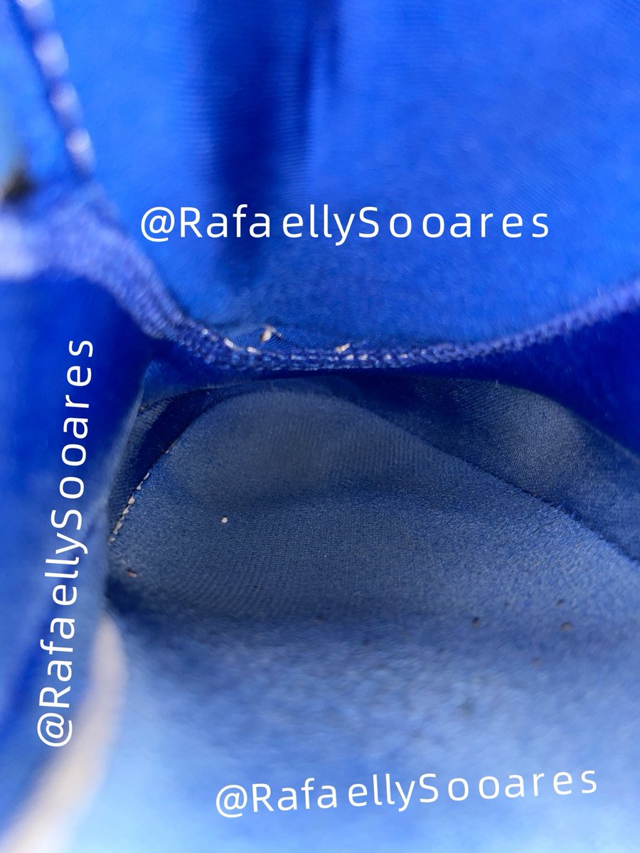 RafaellySooares's tweet photo. 新推第一发
趁同学不在偷玩他打完篮球和羽毛球的鞋，闻着鞋内的汗味爽翻了 https://t.co/Q4Z2CAMMqQ