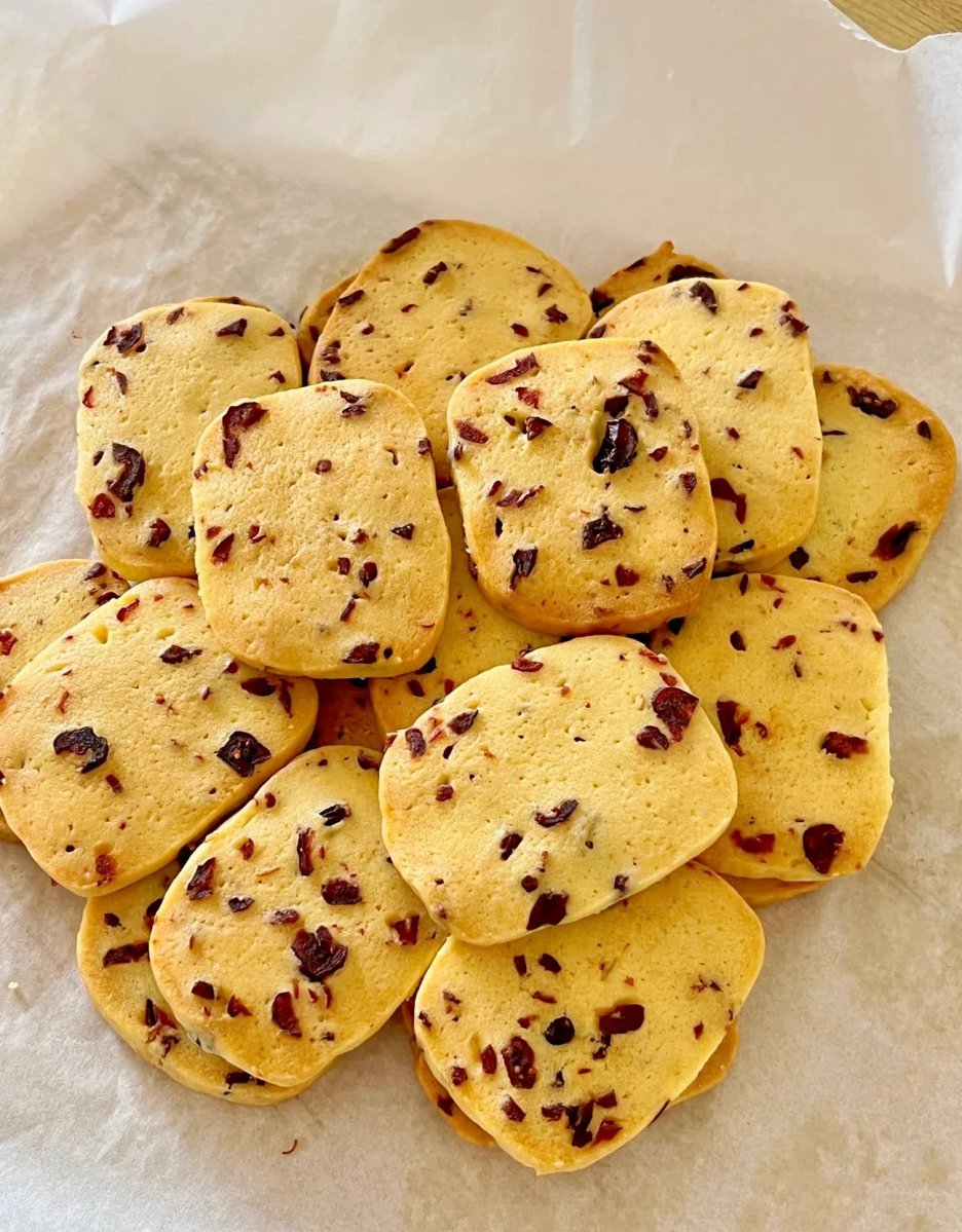 BerlingThierry's tweet photo. Spent the whole rainy Sunday baking cookies with my favorite people  The messy counter and silly laughs made today perfect, no plans needed at all! https://t.co/d8BDGmcCpq