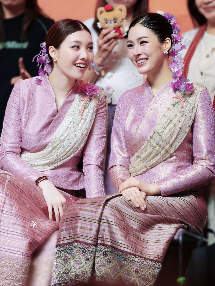 NichaNene's tweet photo. แล้วคือรูปที่บ้านไซต์สองบ้านพร้อมกันกดชัตเตอร์คือช่วงที่อิชั้นขึ้นไปถ่ายเบเนพอดี รอดูรูป อฟช เลยว่าฟิลจะออกมา “ญาติผู้ใหญ่มาร่วมแสดงความยินดีงานมงคลสมรส” มั้ย นี่ว่าใช่เลยล่ะ 🤭☺️🥰

*** ใครเห็นรูปที่มีโล่อยู่ตรงกลางเจ้าสาวทั้งสองช่วยปามาในเม้นนี้ทีนะคะจะเก็บเป็นคอลเลคชั่น 😆 https://t.co/2KGrPOINec