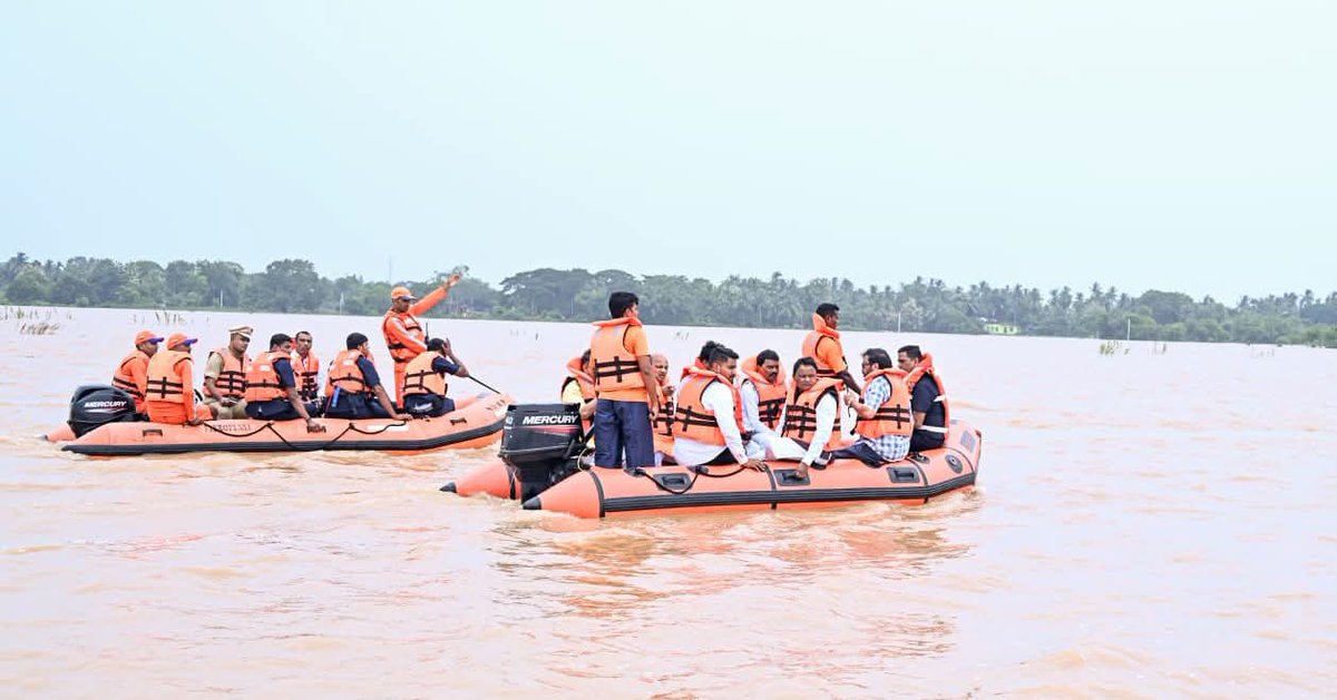 SamalManmohan7's tweet photo. ଆଜି ଯାଜପୁର ଜିଲ୍ଲାର ଦଶରଥପୁର ବ୍ଲକ୍ ଅନ୍ତର୍ଗତ କସପା ଓ ତରପଡ଼ା ପଞ୍ଚାୟତର ବନ୍ୟା ପ୍ରଭାବିତ ଅଞ୍ଚଳକୁ ମାନ୍ୟବର ମୁଖ୍ୟମନ୍ତ୍ରୀ ଶ୍ରୀ ମୋହନ ଚରଣ ମାଝୀ ଏବଂ ମନ୍ତ୍ରୀ ମଣ୍ଡଳର ଅନ୍ୟ ସଦସ୍ୟ, ସ୍ଥାନୀୟ ସାଂସଦ ଓ ବିଧାୟକଙ୍କ ସହ ଗସ୍ତ କରି ସ୍ଥିତିର ଅନୁଧ୍ୟାନ କଲି। 

ଏହି ଅବସରରେ ରାମଚନ୍ଦ୍ରପୁର, ବାଲଦା ଏବଂ ଦୋଭାବିଲ ଗ୍ରାମର ଭାଇ ଓ ଭଉଣୀମାନଙ୍କୁ ଭେଟି ସେମାନଙ୍କ ସହ ଆଲୋଚନା କରିବା ସହ ସେମାନଙ୍କ ସମସ୍ୟାର ପ୍ରତ୍ୟକ୍ଷ ଅନୁଭବ କରିଛନ୍ତି ଆମ ସରକାର ।

ପ୍ରଭାବିତ ଜନସାଧାରଣଙ୍କ ସୁରକ୍ଷା ଓ ଆବଶ୍ୟକ ସହାୟତା ଯୋଗାଇଦେବା ଲୋକଙ୍କ ସରକାରଙ୍କ ପ୍ରଥମ ପ୍ରାଥମିକତା। ପ୍ରତ୍ୟେକ ପ୍ରଭାବିତ ପରିବାର ନିକଟରେ ତୁରନ୍ତ ରିଲିଫ, ସୁଖିଲା ଓ ରନ୍ଧା ଖାଦ୍ୟ, ବିଶୁଦ୍ଧ ପାନୀୟ ଜଳ ଏବଂ ସ୍ୱାସ୍ଥ୍ୟ ସେବା ପହଞ୍ଚାଯାଉଛି। ଏହି ସଙ୍କଟ ସମୟରେ ଆମ ସରକାର ଜନସାଧାରଣଙ୍କ ସହ ଦୃଢ଼ ଭାବେ ଛିଡ଼ା ହୋଇଛନ୍ତି ଏବଂ ପରିସ୍ଥିତି ସ୍ୱାଭାବିକ ନହେବା ପର୍ଯ୍ୟନ୍ତ ଆମର ଏହି ପ୍ରୟାସ ଜାରି ରହିବ।

#Odisha