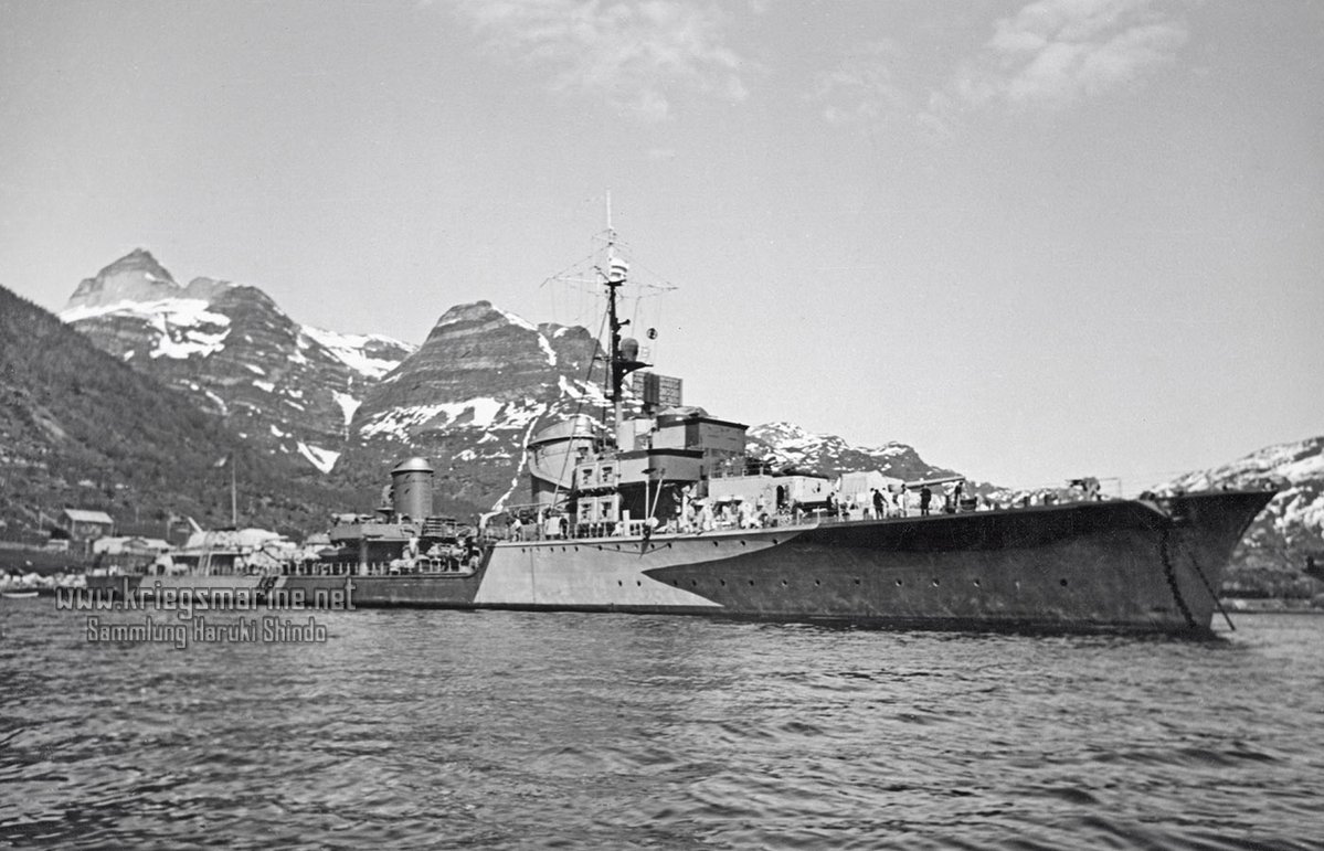 DKMWWII's tweet photo. 艦船模型スペシャルNo.101の駆逐艦Z29製作記事を読んでみた

作者の方はZ29の迷彩が不明でZ26を参考にされたとのことだが、塗られているのはZ30独特の配色なので、誤った資料が存在しているようだ

Z29の迷彩は1942年半ばにノルウェーで撮影されたこちらのとおりで、海峡突破作戦当時も同様と思われる https://t.co/S9m6CXdekC