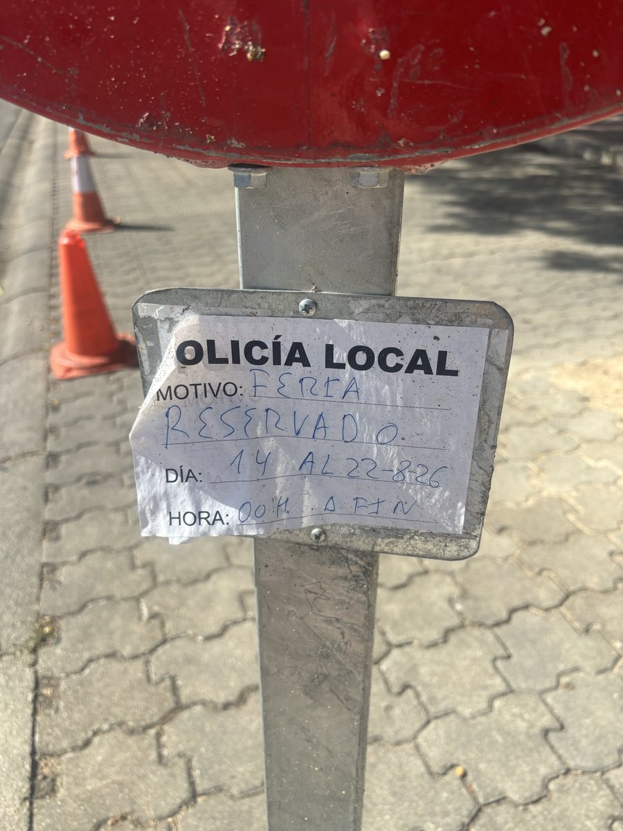 Jeyke82's tweet photo. ¿Es normal que durante las Ferias se prohíba a los vecinos aparcar en el parking de nuestro bloque desde las 00:00 h para reservar las plazas a las autoridades?
Quién lo autoriza?Q alternativa se da a los vecinos? https://t.co/5JJePlYR9s