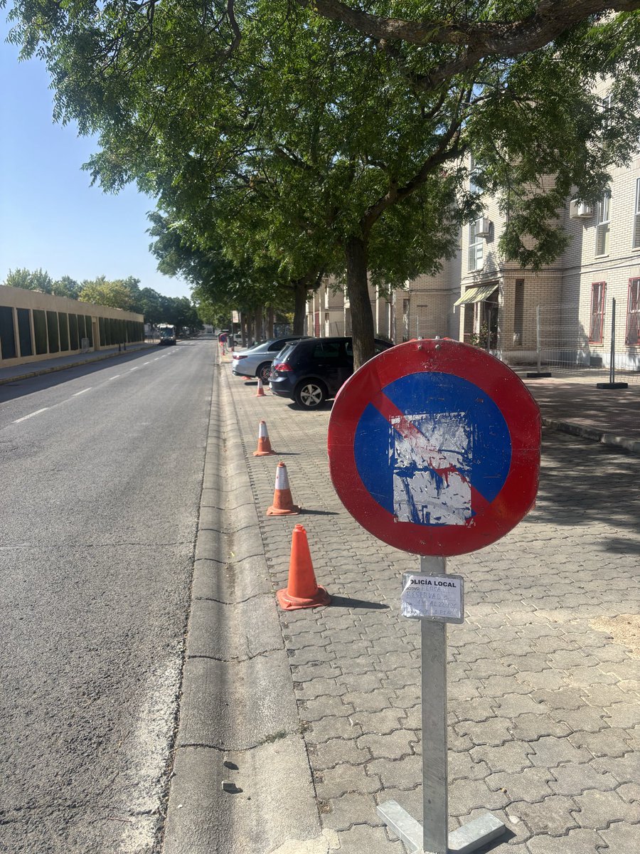 Jeyke82's tweet photo. ¿Es normal que durante las Ferias se prohíba a los vecinos aparcar en el parking de nuestro bloque desde las 00:00 h para reservar las plazas a las autoridades?
Quién lo autoriza?Q alternativa se da a los vecinos? https://t.co/5JJePlYR9s