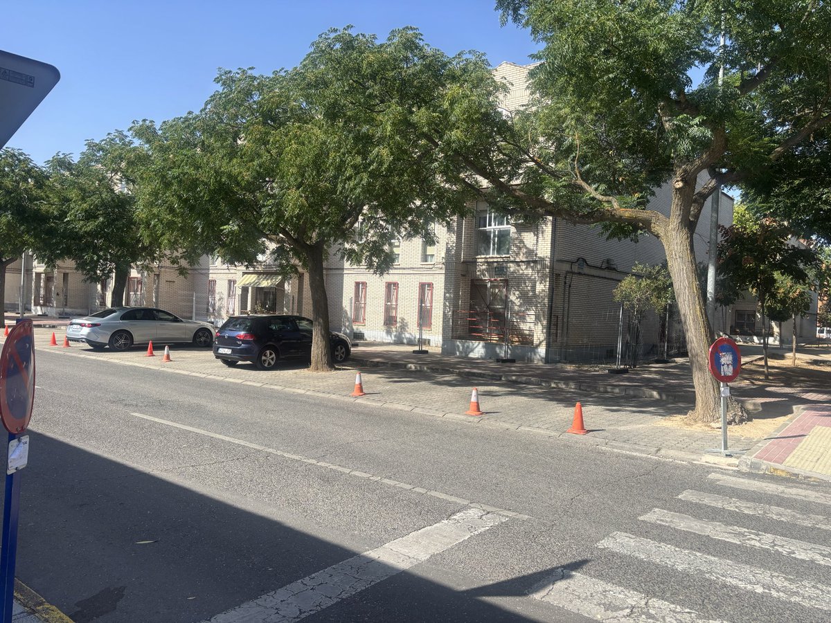 Jeyke82's tweet photo. ¿Es normal que durante las Ferias se prohíba a los vecinos aparcar en el parking de nuestro bloque desde las 00:00 h para reservar las plazas a las autoridades?
Quién lo autoriza?Q alternativa se da a los vecinos? https://t.co/5JJePlYR9s