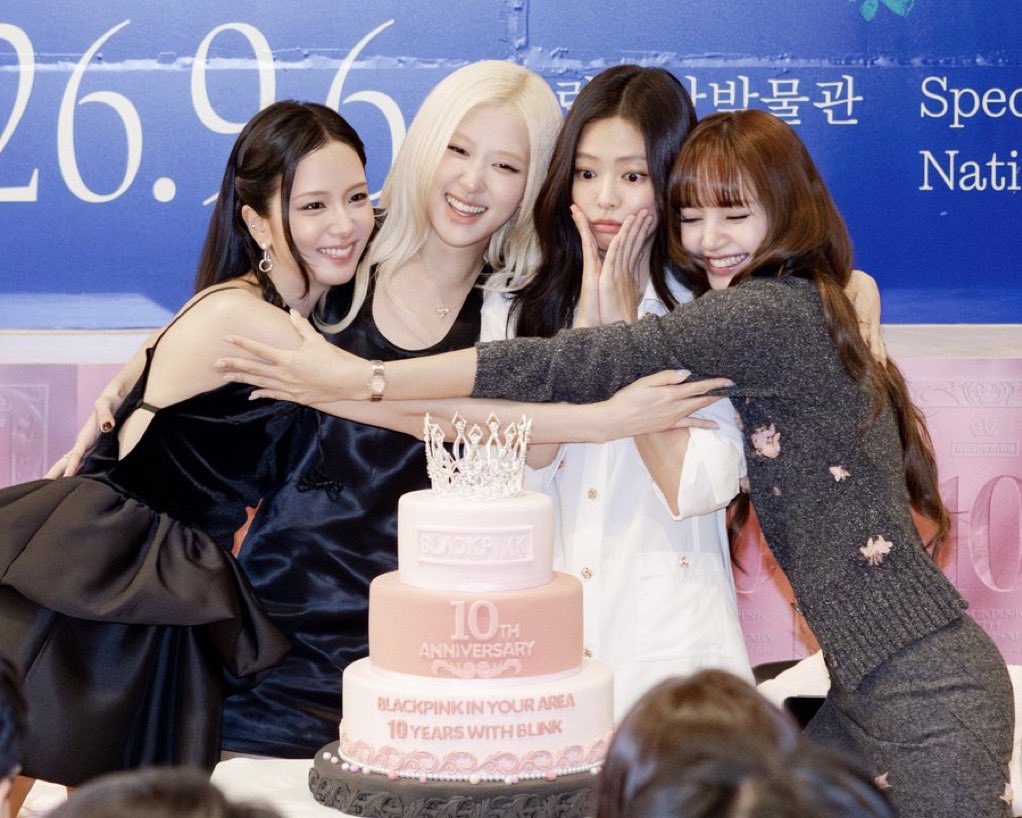 pinksview's tweet photo. blackpink. 🖤🩷 https://t.co/xD1dfJQGij
