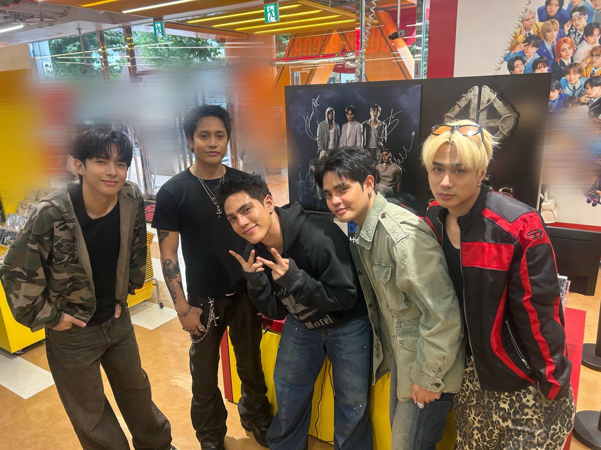 TOWER_Shibuya's tweet photo. 【#SB19】【#アジア音楽旅KNOWMUSICKNOWASIA】

なんと…本日 #SB19 の皆様にご訪店いただきました✨

お忙しい中、ありがとうございました！

頂いた沢山の貴重なサイン＆コメントカードは
7Fアジアコーナーにて展示しております♬

また1Fで開催中の『SB19 x TOWER RECORDS SHIBUYA Wakas at Simula POP UP』や展開にも、
サインを頂きました😭

沢山の足跡をありがとうございました！！