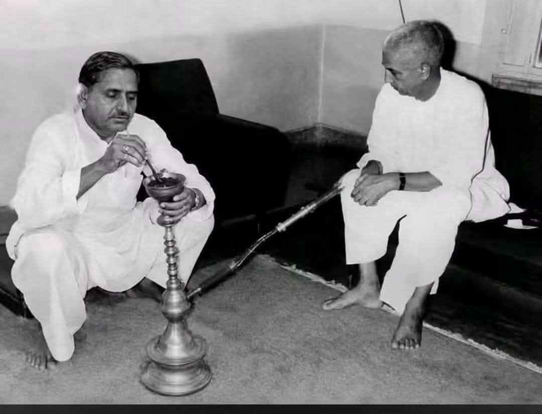 VaibhavTra15975's tweet photo. यह फोटो गवाह है कि किसने चवन्नी को रुपया बनाया था...पेचों हुक्का भर भर के जीवन बदल गया तो लेबल भूल गए... https://t.co/wA5IpFvDDs