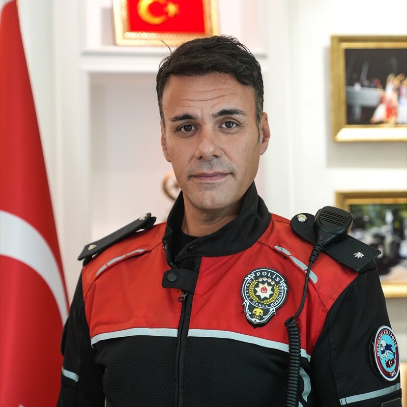 pusholder's tweet photo. Fenerbahçe formalı çocuğu güvenli bölgeye götüren Komiser Yardımcısı Yurduseven: 

"O küçük vücudundaki titreme gerçekten üzücüydü. Bir baba olarak ben de stresliydim.

O stresi atınca 'Allah'ım çok şükür' dedim. Polis tişörtüyle geldiğimizde 'Abiler kızacak mı, bir şey olacak mı?' dediğinde 'Artık sana hiç kimse hiçbir şey yapamaz, sen polissin' dedim.

'Güçlüyüm o zaman' dedi. 'Güçlüsün' dedim. Çok mutlu oldu."
