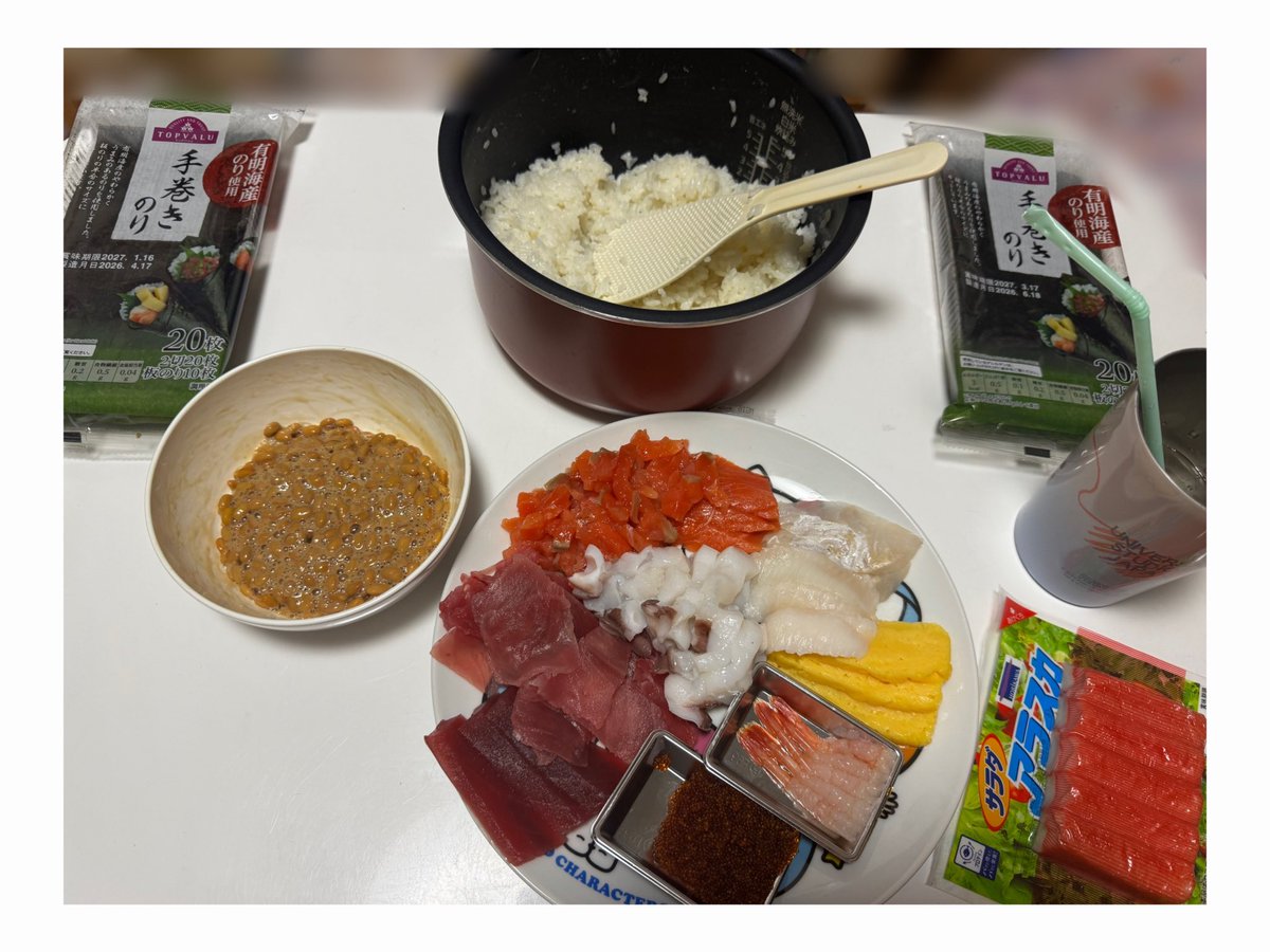 ne_s2_k's tweet photo. お子の誕生日ご飯は
好きな物だけの手巻き寿司🍣
お刺身はスーパーで買ったから
手込んでないけど喜んでくれて良かった‼️ https://t.co/ekrrbwm2kd