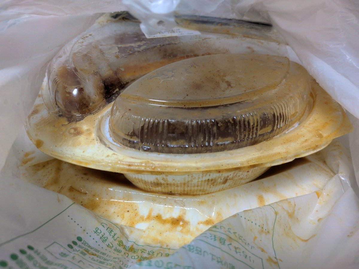 kotu3232's tweet photo. ダイエット中なのですが久しぶりにCoCo壱のカレー食べたくて、贅沢してUberしたら……ええん😭

オプションの卵とらっきょうが逆さまになってたので……そう言う事なのでしょう……ルーが……半分くらい流れ出てる😭

じ、自転車配達員さん、もしかして転んだんか……大丈夫か……？ https://t.co/UsG0HETYJY