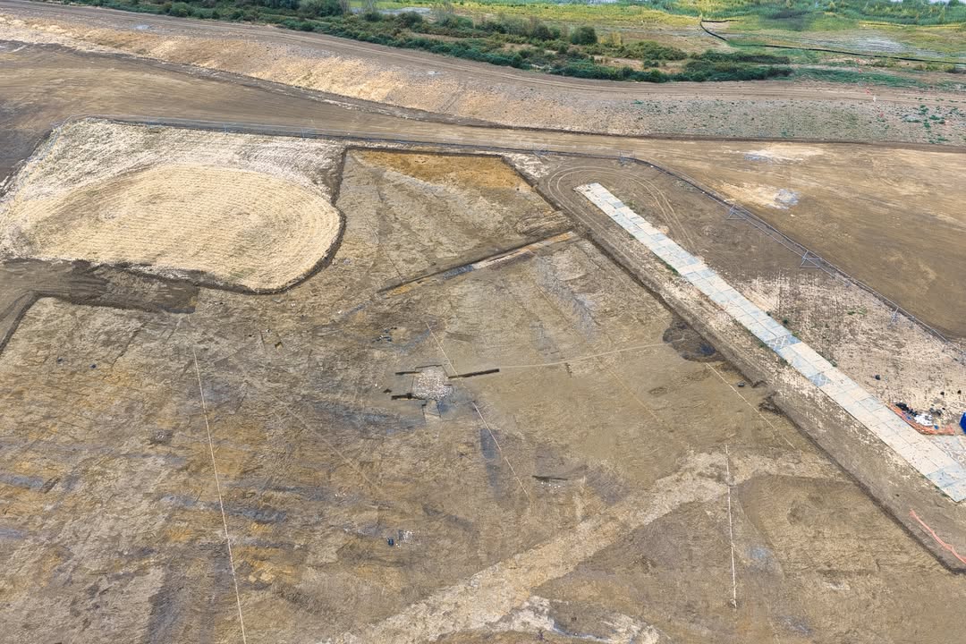 ProUniversalUK's tweet photo. Some more images that show some of the other fascinating areas archaeologists are currently investigating around the well site. Across the area, excavation is revealing pits, ditches, possible structures and other features hidden beneath the landscape.
#UniversalStudiosUK #UniversalUnitedKingdomResort #Archaeology #Bedford #History