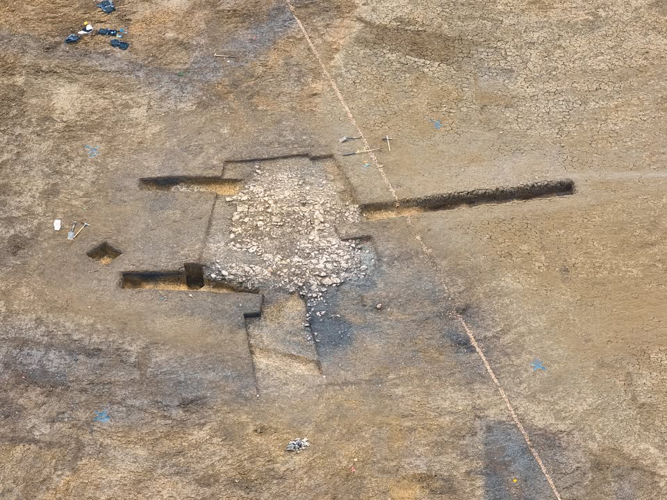 ProUniversalUK's tweet photo. Some more images that show some of the other fascinating areas archaeologists are currently investigating around the well site. Across the area, excavation is revealing pits, ditches, possible structures and other features hidden beneath the landscape.
#UniversalStudiosUK #UniversalUnitedKingdomResort #Archaeology #Bedford #History