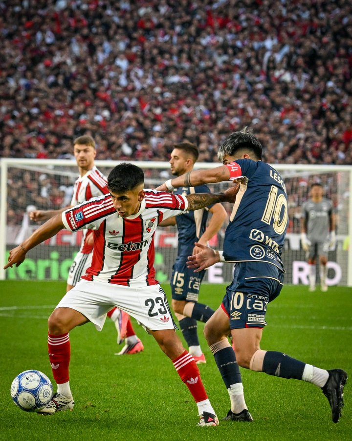 futboliza2com's tweet photo. River volvió al triunfo
El Millonario derrotó 2-0 a Argentinos Juniors y consiguió sus primeros puntos en el Clausura.
⚽ Montiel
⚽ Ángel Correa
⭐ Debutó Thiago Almada https://t.co/09zeE8O3rg 📸Prensa de Clubes https://t.co/xd4tWgwv9W