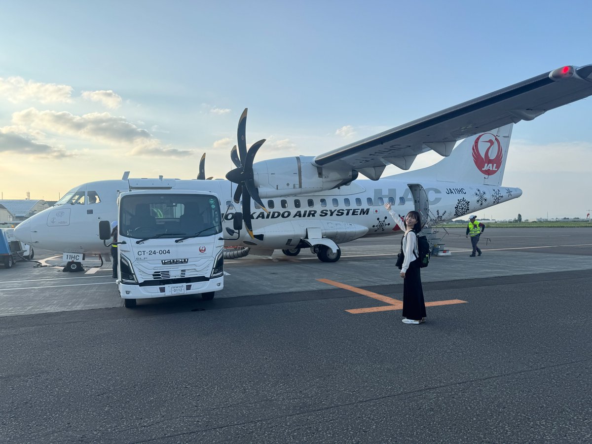 hanzakiyoshiko's tweet photo. 北海道エアシステム ＨＡＣさんの期間限定うちわに私も登場しております。��在はもう在庫がないそうですが、ゲットして下さった方はいらっしゃいますでしょうか？✈️私の詩の世界をあますことなくご紹介していただいている機内誌では「白帆」を取り上げて下さいました。この夏、ご搭乗の際はぜひご覧下さい♪
先日の撮影でもお世話になったHACさんへ。
いつもファミリーのような温かさで迎えて下さり、訪れるたびに感動をいただいています。
＃北海道エアシステム
＃HAC
＃半崎美子
https://t.co/Ii68q0WrhA