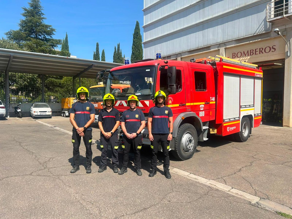 zaragoza_es's tweet photo. Tras la declaración de @GobAragon de luto oficial en toda la Comunidad Autónoma por el miembro de la UME fallecido en el incendio de Las Peñas de Riglos, el Ayuntamiento de Zaragoza se suma al luto colocando las banderas a media asta y suspendiendo los actos festivos programados.
El alcalde accidental, Alfonso Mendoza, ha participado en la sede del Gobierno de Aragón en un minuto de silencio, que ha tenido su reflejo en los parques de bomberos de la ciudad. 
Recordamos que, en las labores de extinción del incendio más grande de la historia de Aragón, están participando @BomberosZGZ.