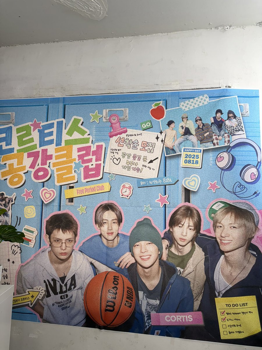 s0ong_9's tweet photo. #코르티스_공강클럽
#코르티스
#CORTIS
여기는 럭드 2번했는데 엽서 2종(제임스,건호 )랑 타포린백!!나왔어여💕💕 https://t.co/uFbG236ErP