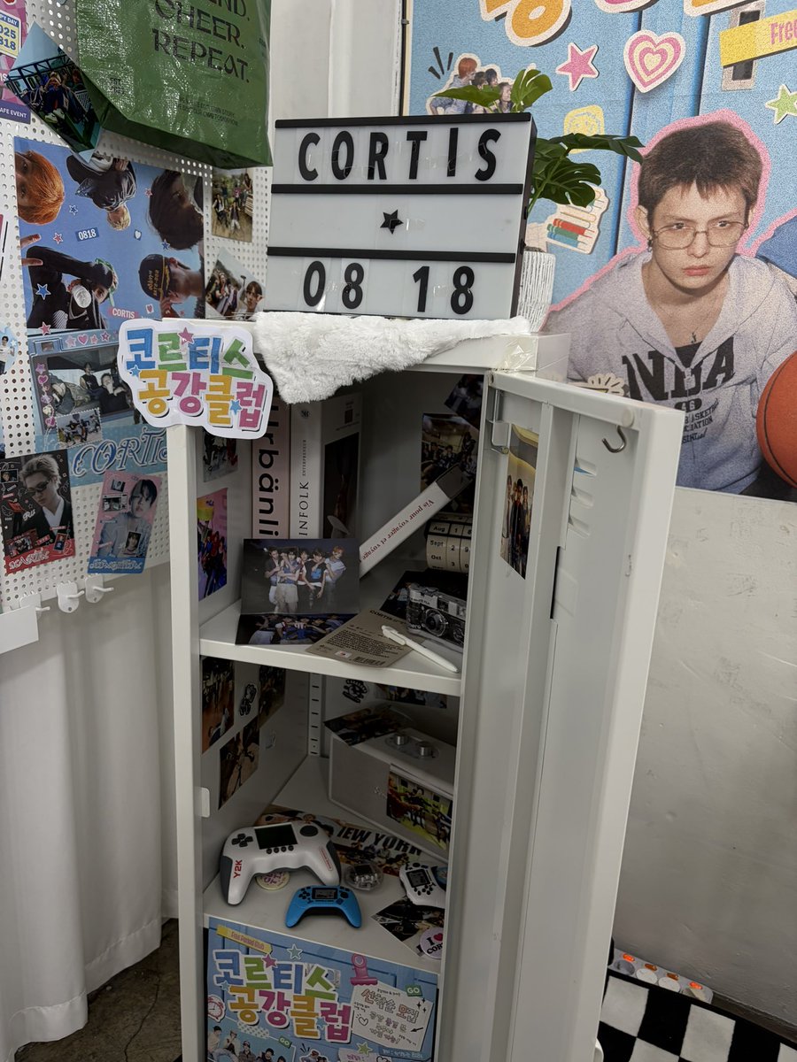 s0ong_9's tweet photo. #코르티스_공강클럽
#코르티스
#CORTIS
여기는 럭드 2번했는데 엽서 2종(제임스,건호 )랑 타포린백!!나왔어여💕💕 https://t.co/uFbG236ErP