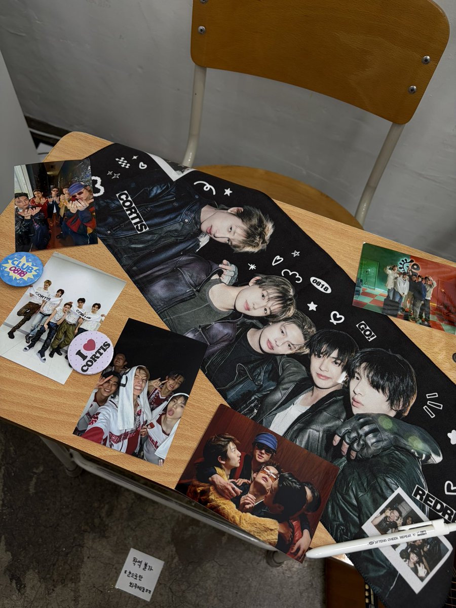s0ong_9's tweet photo. #코르티스_공강클럽
#코르티스
#CORTIS
여기는 럭드 2번했는데 엽서 2종(제임스,건호 )랑 타포린백!!나왔어여💕💕 https://t.co/uFbG236ErP