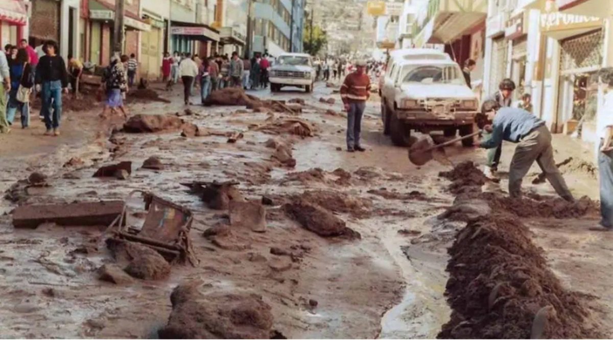 cdia2az's tweet photo. Por que le tenemos a la lluvia en Antofagasta, porque hace 35 años tuvimos un aluvión mortal, (91 muertos), de alguna manera todos tenemos recuerdos de cómo quedó la ciudad ese día, de los desaparecidos y muertos. (Imágenes de la época del centro de la ciudad, La tercera ) https://t.co/guCYrX7pi5