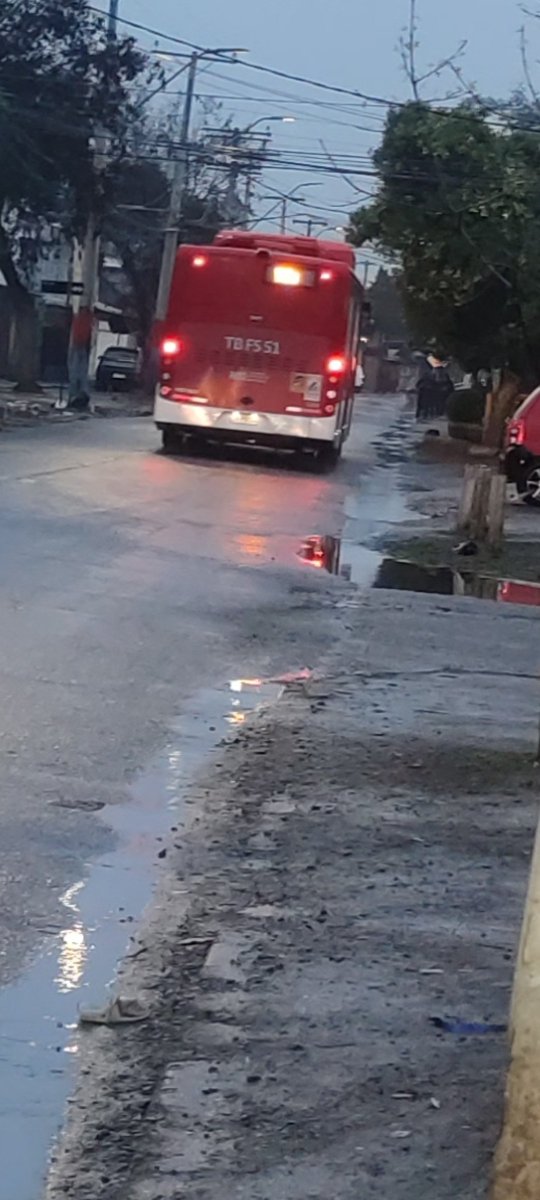 davidco55038650's tweet photo. @TTISantiago @Transantiago  otro de sus putitos baratas de chófer se pasan en alto el paradero pj63 en cerro navia empresas de mierda inoperantes hijos de la gran puta https://t.co/DoPvmA5EWP