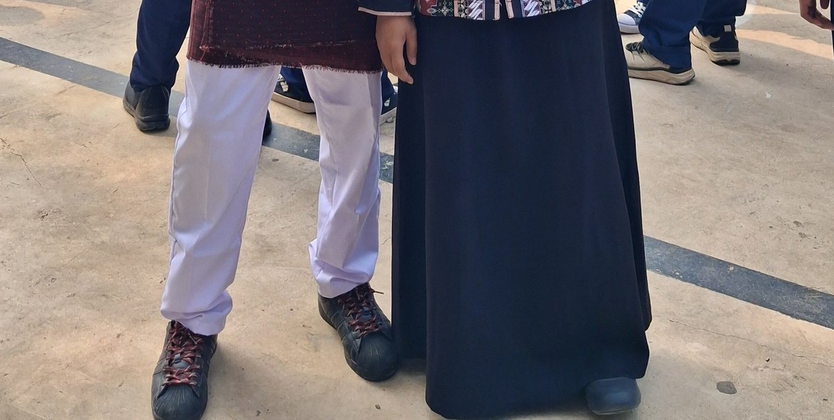 seuriiii's tweet photo. ini gua ga tau dia di belakang gua jadi kaya keliatannya nempell 
anak guaa ini anak kelas pertama yang ngakuin gua ibunya di sekolahhh 
sepele bayy tapi impactnya buat gua gede bgt makasiii yahh jadi baik teruss pliss https://t.co/gMvxpYQXKi