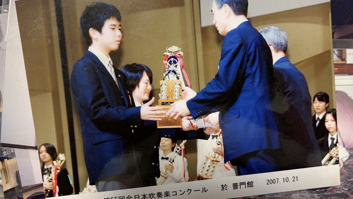 perc_akihiro's tweet photo. 実家が引っ越すらしく、母親から大量のアルバムや賞状、図工の作品、卒業アルバム等が送られてきた。それにしても小さい時の自分、我ながら可愛すぎる。よく女の子に間違えられてたらしい。そして中３からは現在と根本的に変わってないみたい https://t.co/ZlxOW7ONUT