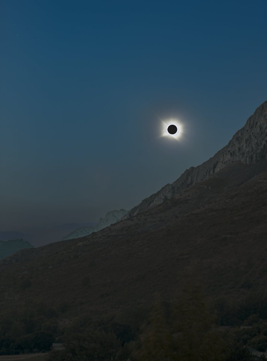 AsphoxK's tweet photo. Petite photo de l'éclipse totale, prise entre Oviedo et Léon.
Un moment extraordinaire et inoubliable 🌟
Rendez-vous l'année prochaine pour l'éclipse totale dans le sud de l'Espagne cette fois ! https://t.co/1641QATNLN