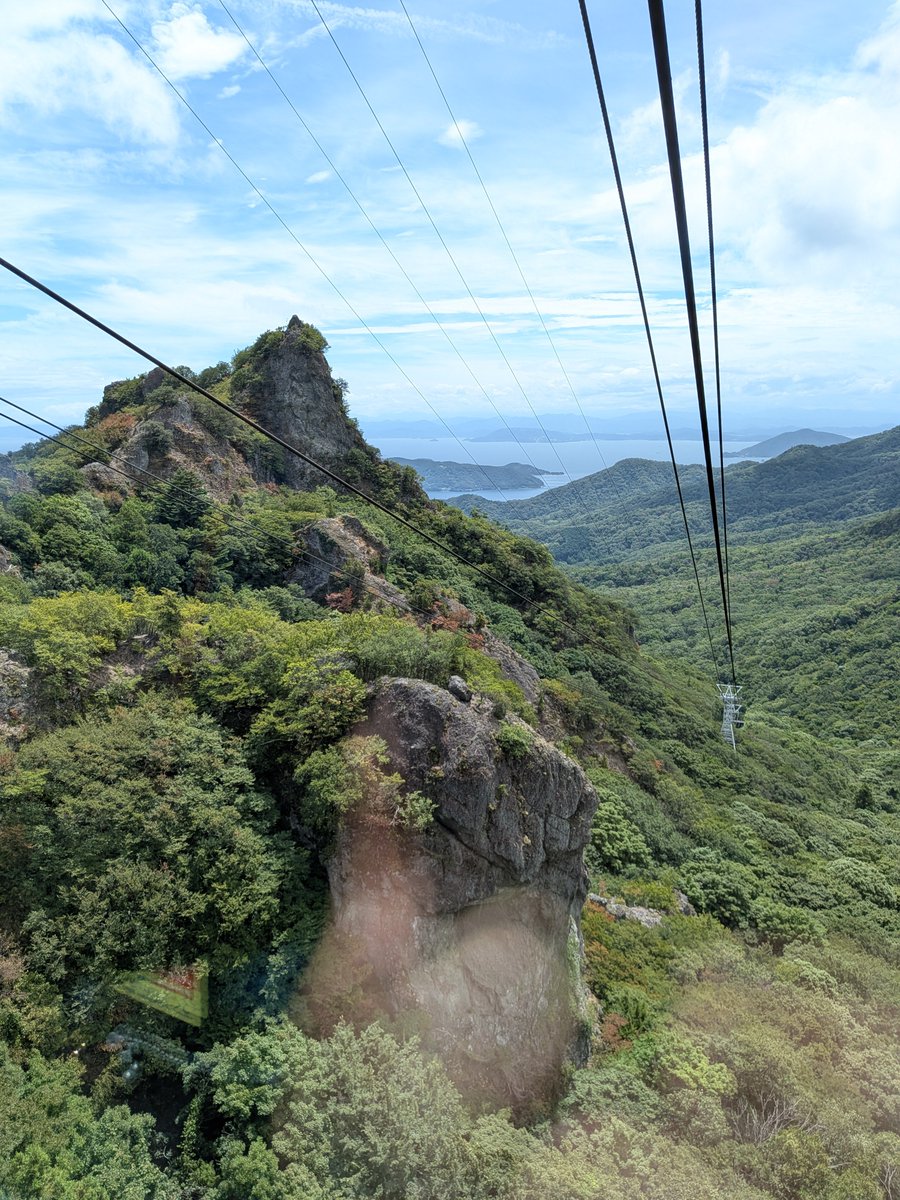 yasha8326's tweet photo. 【夏の旅〜小豆島2🫒】
今日は予定を変更して、『島めぐり観光バス』に乗り、小豆島観光を続けました😉
・小豆島大観音
・寒霞渓
・二十四の瞳映画村
・オリーブ公園
半日で小豆島の主要なスポットを回り、ガイド付きなので、理解が深まり有意義な時間を過ごせました😚
小豆島って良いトコロ！益々好きになりました😆
#島めぐり観光バス
#小豆島