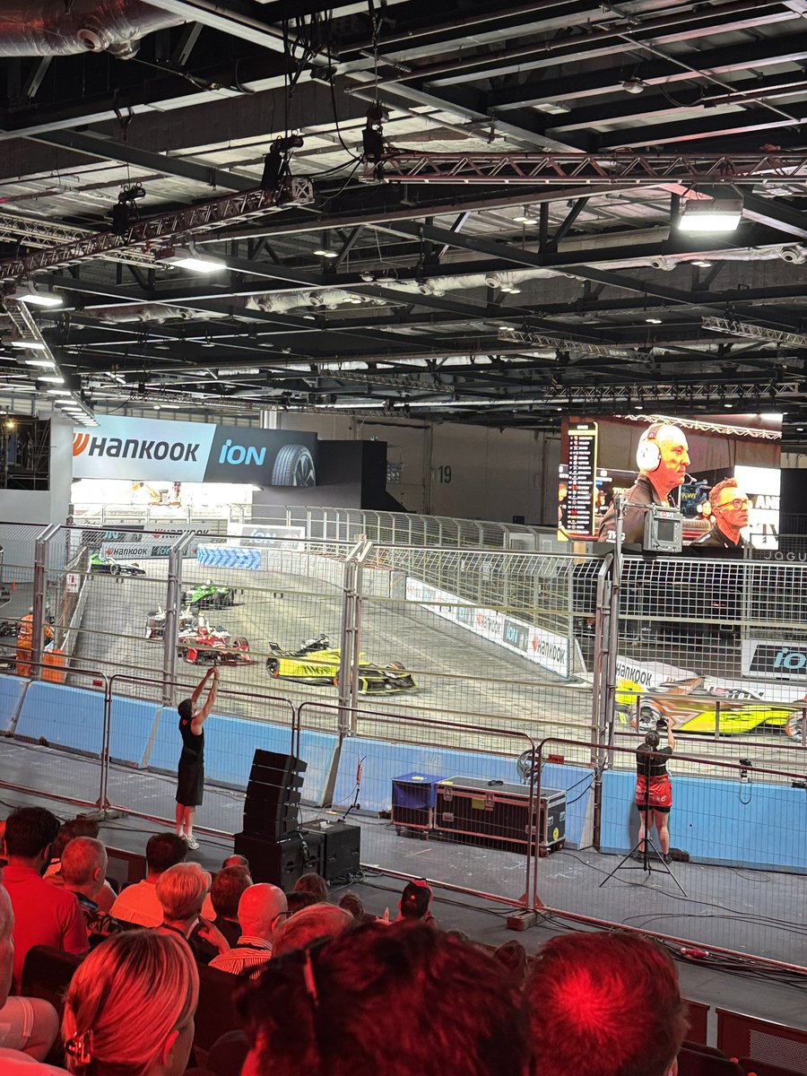 RTamura_16's tweet photo. 昨日Formula eロンドンが終わりgen3最終シーズンが幕を閉じました。

こちらロンドンの室内コースは今年で見納め。Gen4の性能を最大限発揮させるため来年からはパーマネントのサーキットに移行します。

F1に肉薄するパワーを持つGen4がどんなEVの未来を見せてくれるのか。今から楽しみです https://t.co/C9ax65IhO7