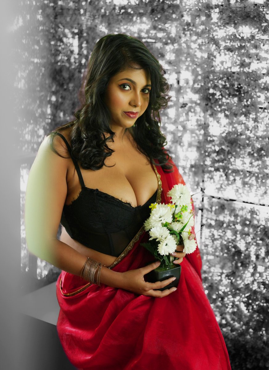 roohilive's tweet photo. Red saree shoot...
#roohiroy #kolkatamodel #sareefashion #sareeart https://t.co/TqI9kn0rum
