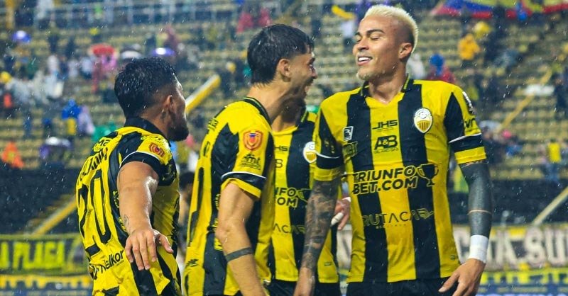 futboliza2com's tweet photo. ¡Táchira sigue perfecto!
El Aurinegro derrotó 3-2 a Monagas en Pueblo Nuevo y sumó su cuarta victoria consecutiva.
⚽ Pollero
⚽ Caraballo
⚽ Peñaranda
https://t.co/9G98jxB9B3 📸 Deportivo Tachira https://t.co/6OtIEawbQK